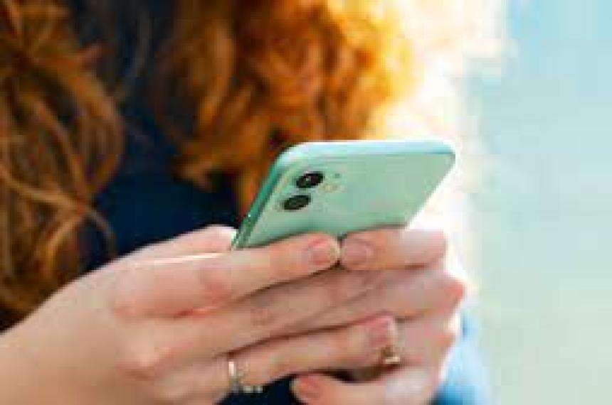 Multaron a Telefoacutenica de Argentina por bloquear el celular de una usuaria 