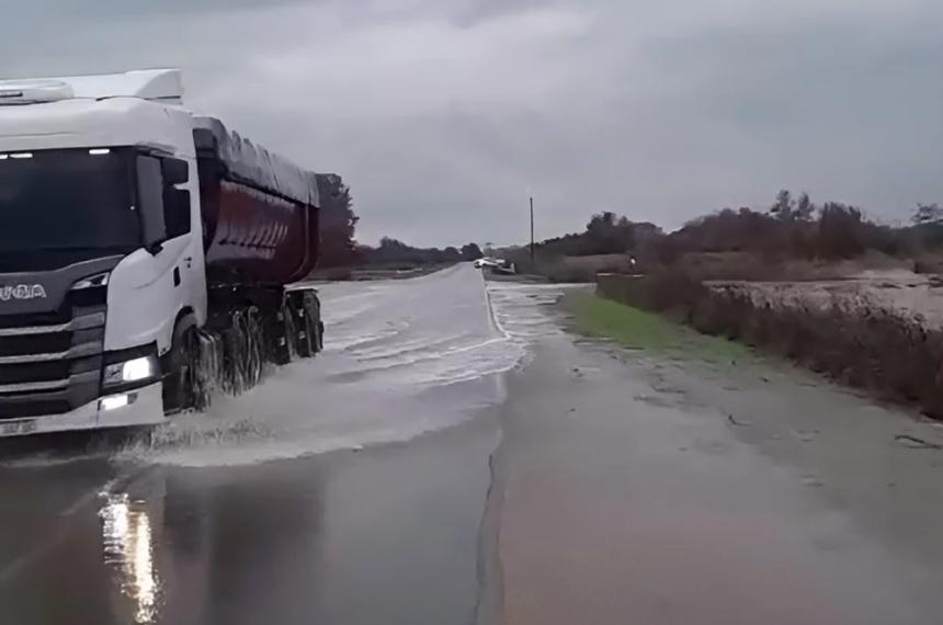 Colapsan las rutas 8 y 9 por el temporal- cortes totales y desviacuteos en varios tramos