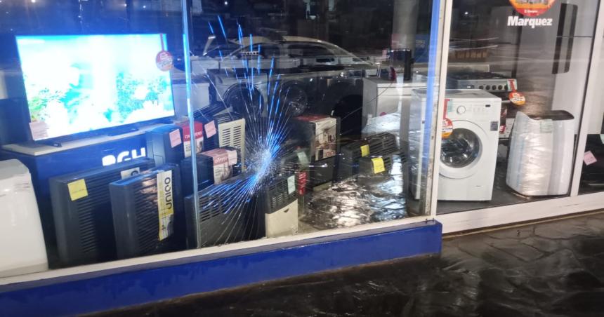 Un joven en situacioacuten de calle rompioacute la vidriera de un comercio
