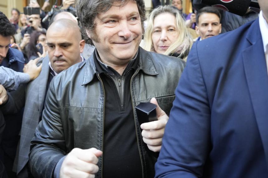 Macri estaacute hecho un lloroacuten estaacute muy de cristal dijo Javier Milei tras emitir su voto