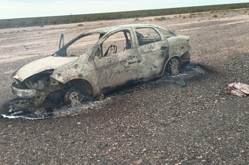 Ardioacute un auto en la Ruta 20
