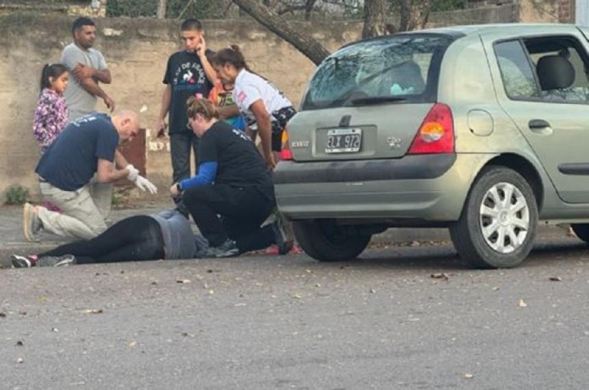 Arrojaron a una mujer de un auto en movimiento y fue hospitalizada