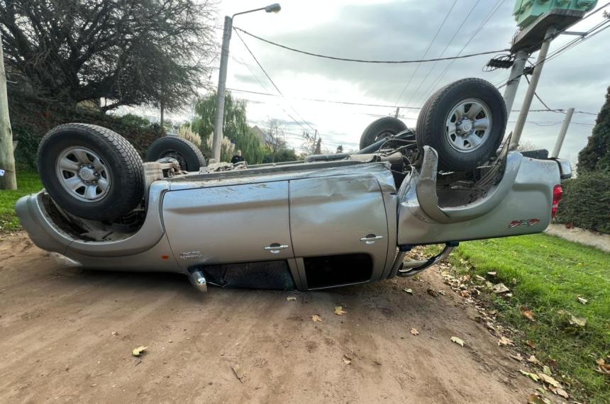 Fuerte choque y vuelco en el barrio Lowo Che