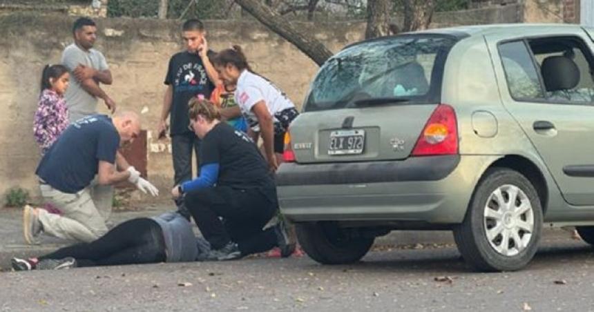 Arrojaron a una mujer de un auto en movimiento y fue hospitalizada