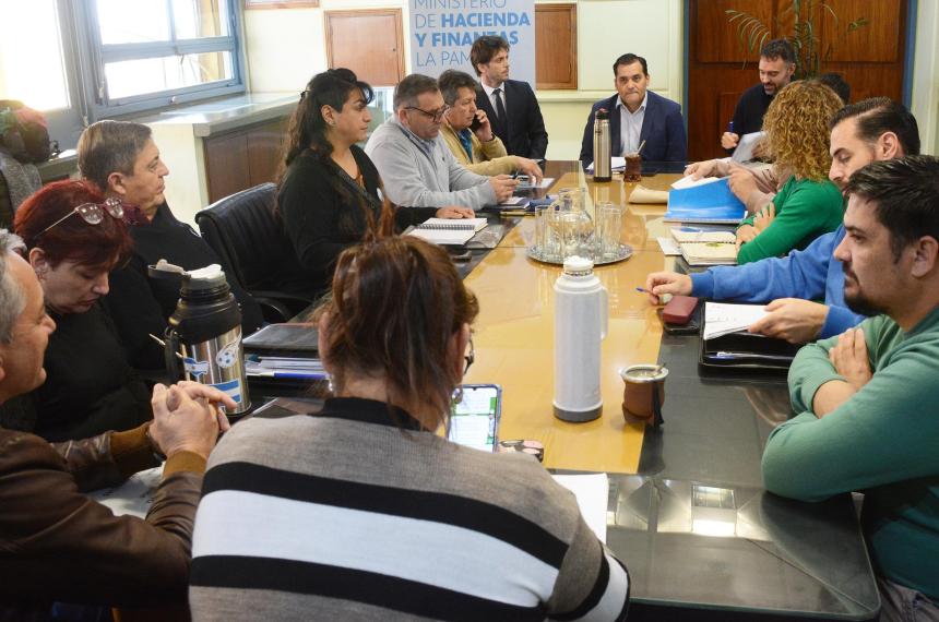 El Gobierno ofrece 30-en-porciento- de aumento en el semestre y claacuteusula gatillo