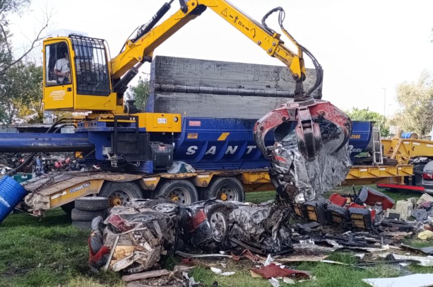 Compactaron vehiacuteculos- maacutes de 100 toneladas de chatarra