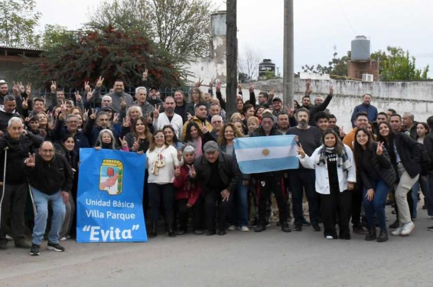 Defendieron  el inmueble de la UB de Villa Parque con un abrazo simboacutelico