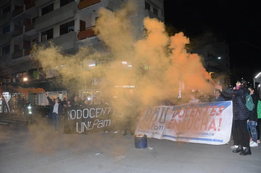 Protesta docente en la universidad en medio del paro de 48 horas