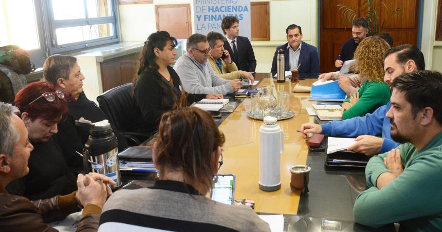 El Gobierno ofrece claacuteusula gatillo en mayo y en junio para los estatales