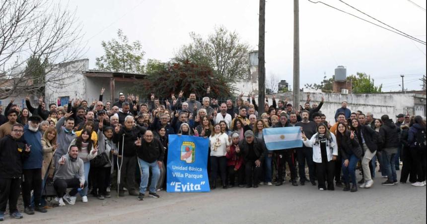 Defendieron  el inmueble de la UB de Villa Parque con un abrazo simboacutelico