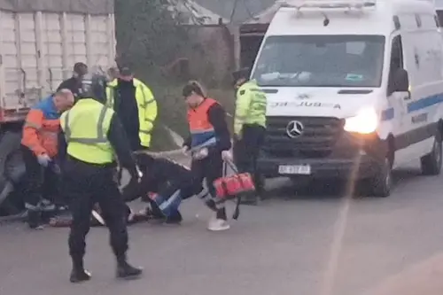 Motociclista embistioacute un acoplado estacionado en Santa Rosa