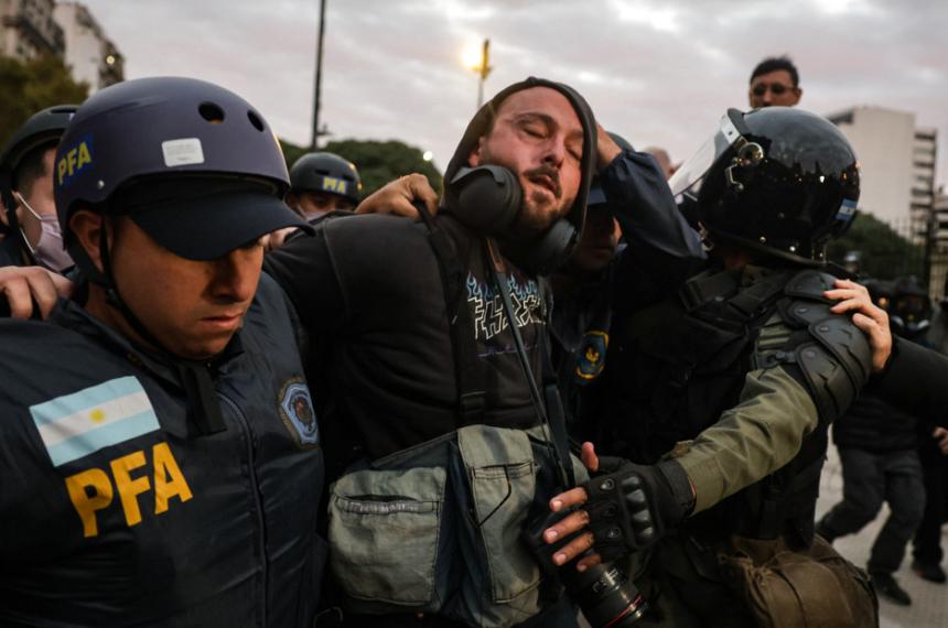 Peleas y refriegas entre grupos de izquierda y gendarmes en la marcha de los mieacutercoles