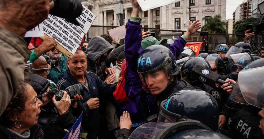 Marcha de jubilados- incidentes entre manifestantes y la policiacutea tras la caiacuteda de la sesioacuten en el Congreso