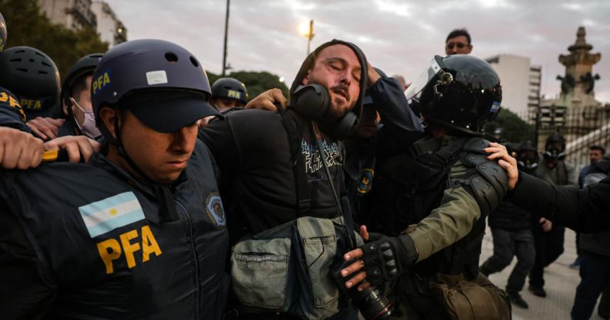 Peleas y refriegas entre grupos de izquierda y gendarmes en la marcha de los mieacutercoles