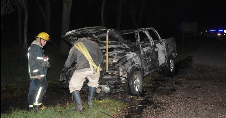 Se incendio una camioneta en la Ruta 5