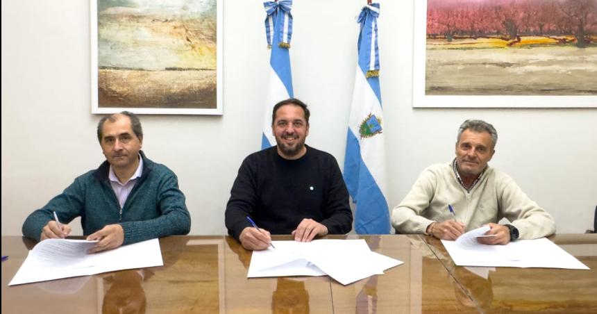 Di Naacutepoli y la UTA firmaron un nuevo acuerdo paritario para el EMTU