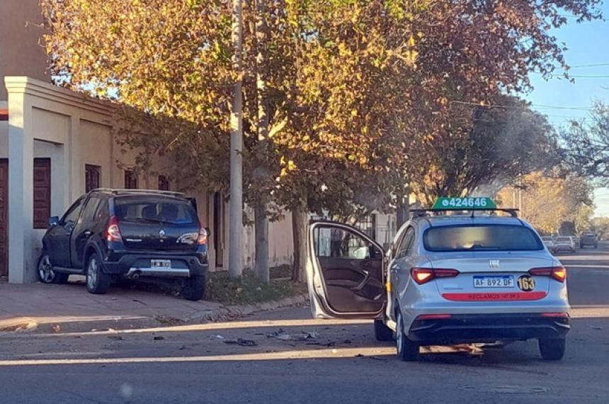 Violento choque entre un taxi y un auto