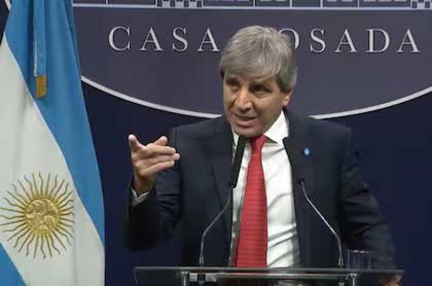 iquestCuaacutentos doacutelares tiene fuera del paiacutes el ministro Luis Caputo