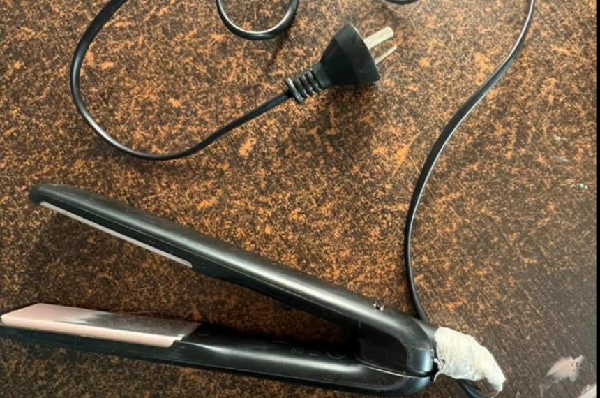 Se planchaba el pelo y terminoacute electrocutada- la salvoacute la policiacutea