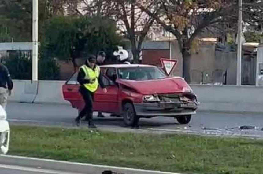 Choque entre un auto y una camioneta en Avenida Circunvalacioacuten