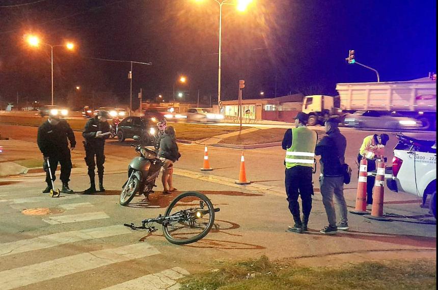 Un motociclista herido tras chocar con una bicicleta en avenida Circunvalacioacuten
