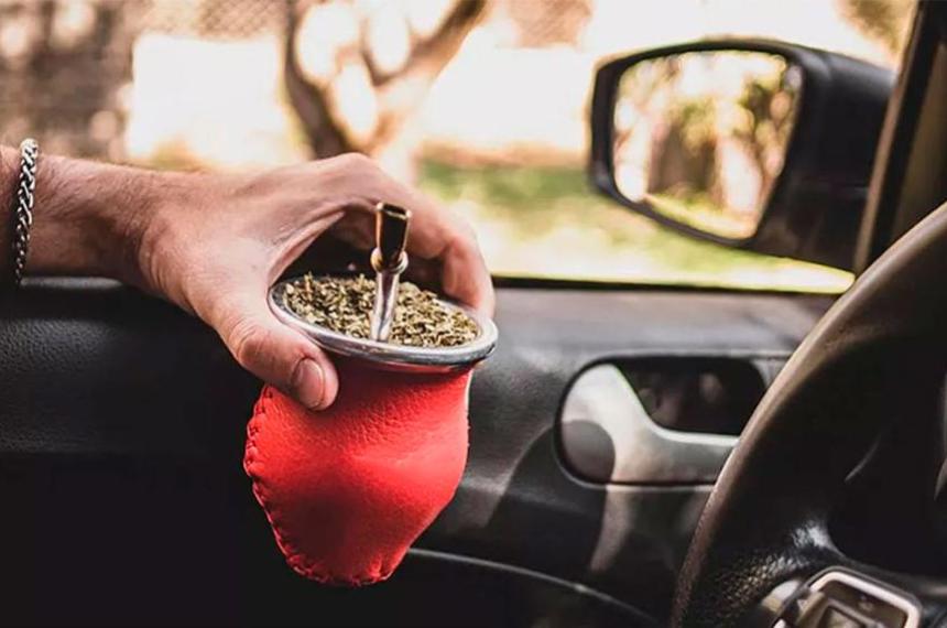 Prohiacuteben tomar mate al conducir en dos provincias argentinas- multas de hasta 420000