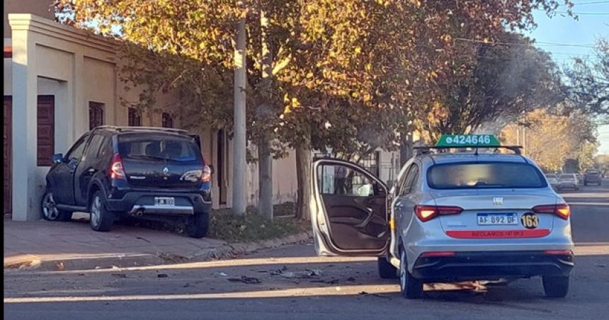 Violento choque entre un taxi y un auto