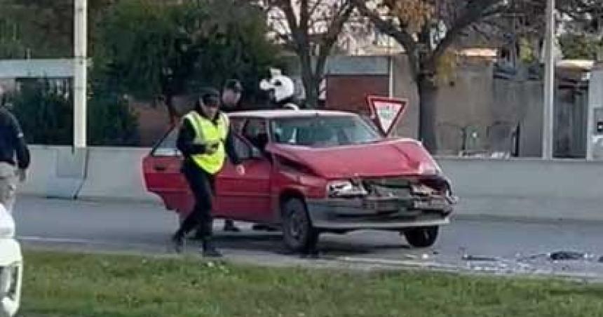 Choque entre un auto y una camioneta en Avenida Circunvalacioacuten