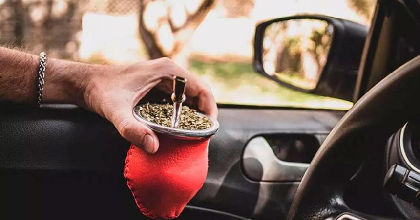 Prohiacuteben tomar mate al conducir en dos provincias argentinas- multas de hasta 420000