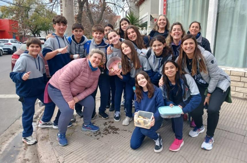 Estudiantes repartieron cafeacute y torta por el Diacutea de Mariacutea Auxiliadora