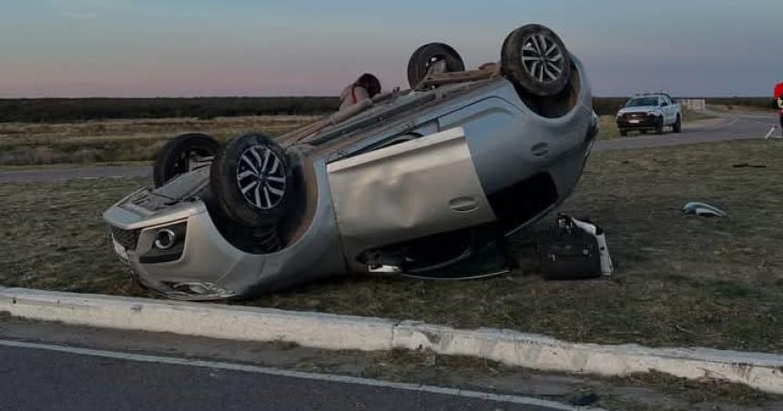 Lo chocaron desde atraacutes y volcoacute sobre la Ruta 143