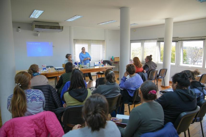 Continuacutea la capacitacioacuten para acompantildeantes de personas mayores en Pico