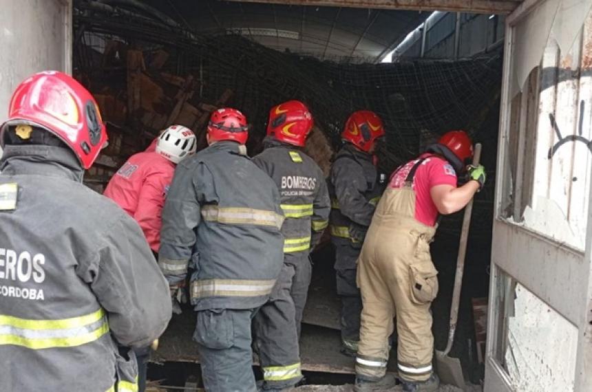 Colapsoacute una losa en Coacuterdoba y murioacute un operario