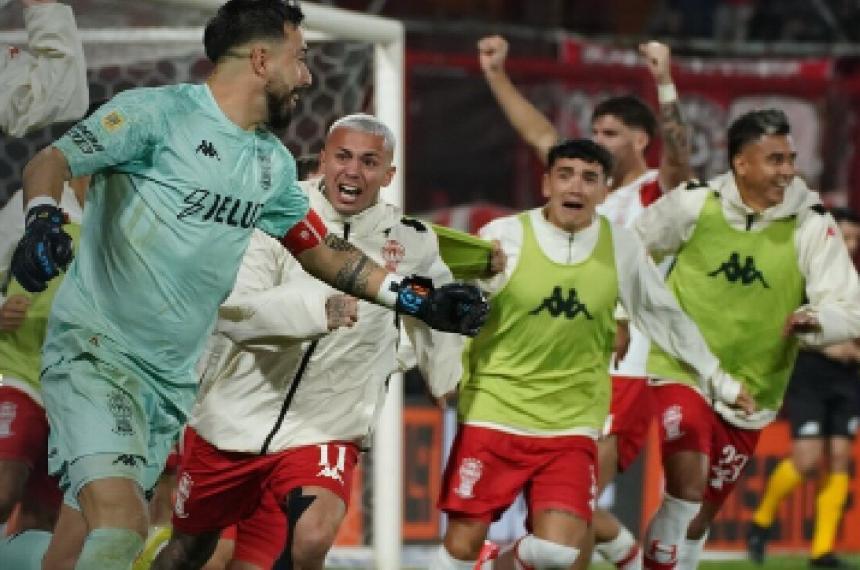Huracaacuten acertoacute en los penales y se metioacute en la final del Apertura