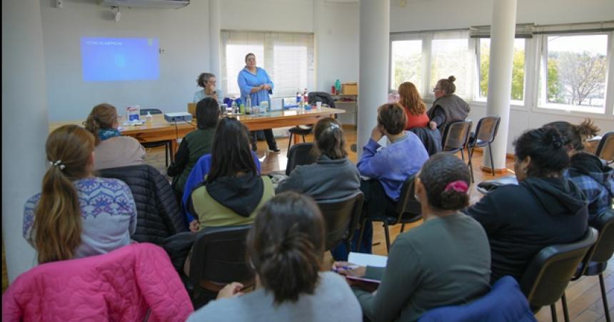 Continuacutea la capacitacioacuten para acompantildeantes de personas mayores en Pico