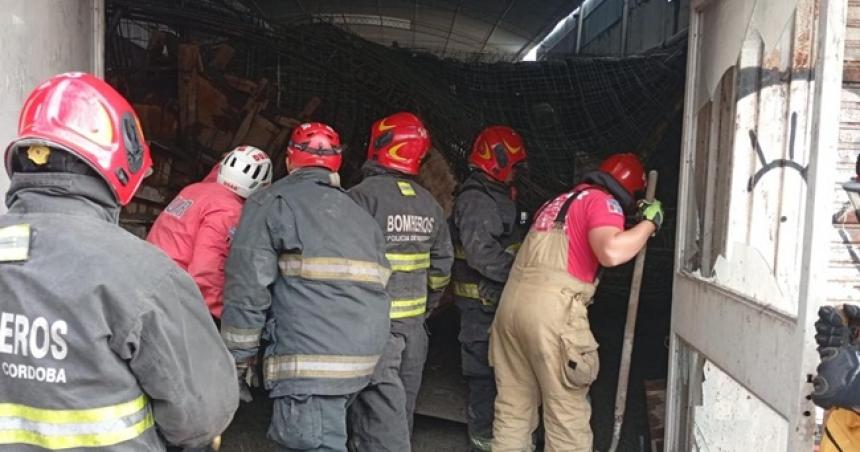 Colapsoacute una losa en Coacuterdoba y murioacute un operario