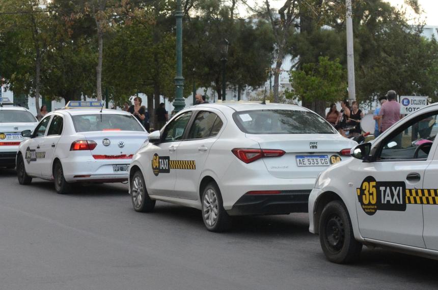 Peones de taxis quieren cambios en la tarifa- La polinoacutemica tiene que desaparecer