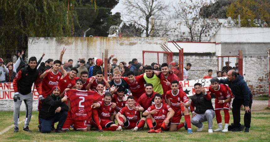 Huracaacuten festejoacute en el claacutesico de Guatracheacute