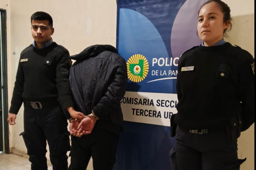 Teniacutea pedido de detencioacuten y cayoacute por un robo en un vehiacuteculo