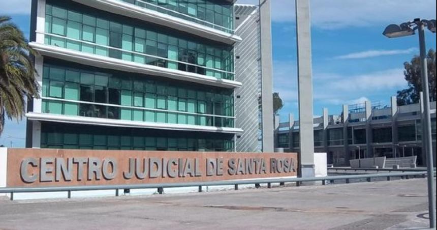Condenado por filmar en el bantildeo de una empresa a dos compantildeeras 