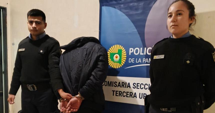 Teniacutea pedido de detencioacuten y cayoacute por un robo en un vehiacuteculo