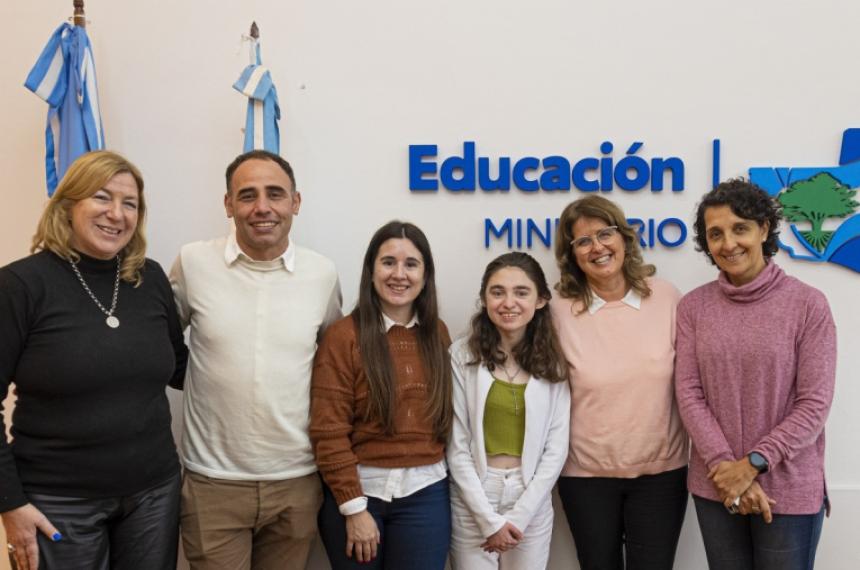 Estudiante premiada en Italia recibida por la ministra
