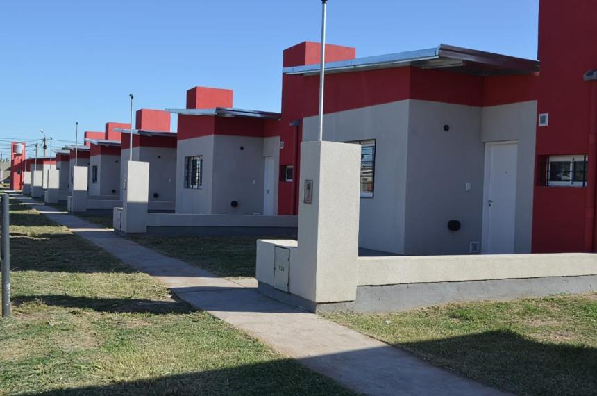 Ordenan escriturar una vivienda del IPAV a favor de una compradora