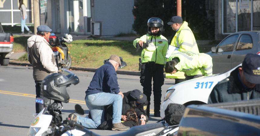 Una motociclista herida en un fuerte choque en la Ameghino