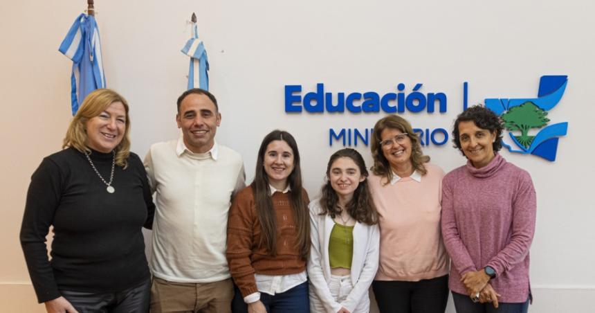 Estudiante premiada en Italia recibida por la ministra