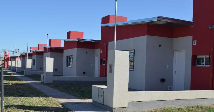 Ordenan escriturar una vivienda del IPAV a favor de una compradora
