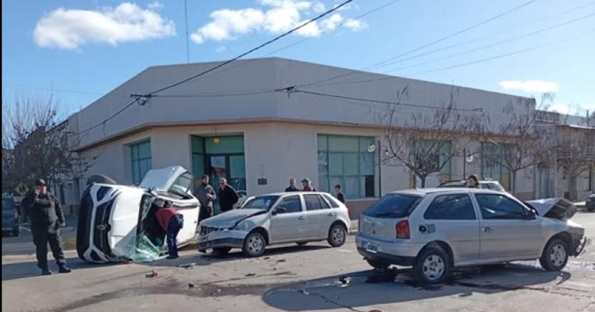 Triple choque y vuelco en el centro de Quemuacute Quemuacute