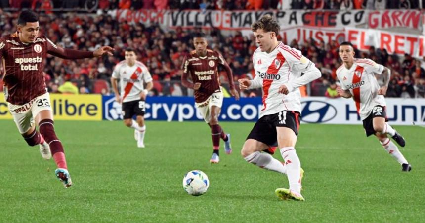 River cerroacute la fase de grupos con un paacutelido empate ante Universitario en el Monumental
