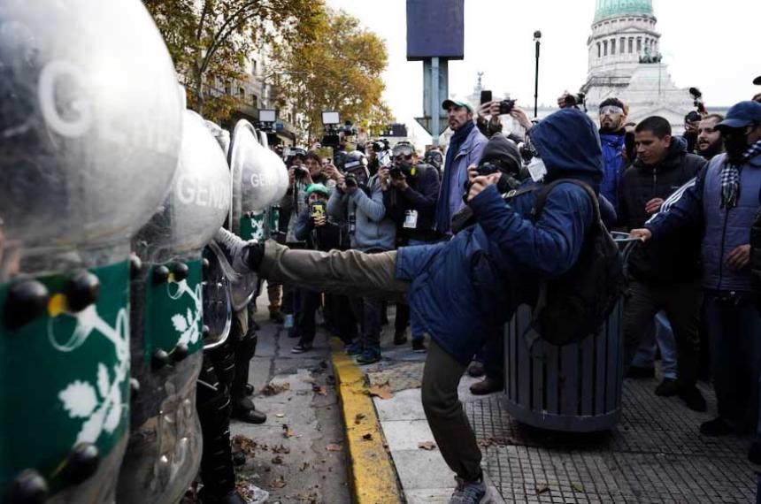 Tensioacuten y gases lacrimoacutegenos contra los jubilados en el Congreso