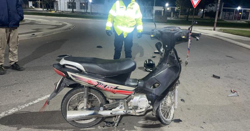Un motociclista con quebraduras luego de un choque con un camioacuten